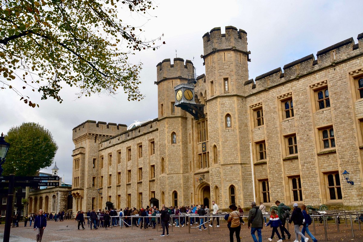 Tip: Book timed tickets in advance and join a Yeoman Warder tour.